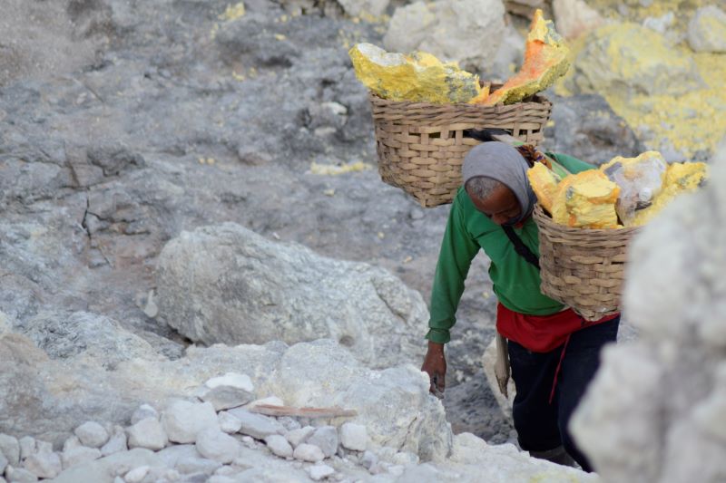 Zoomer sur l'image : Porteur de souffre au Kawah Ijen